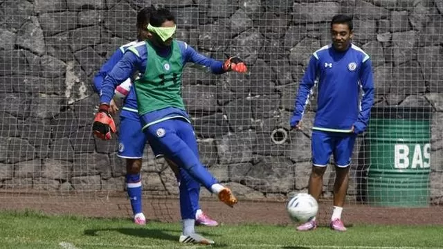 Futbolistas de Cruz Azul intentaron anotar goles olímpicos con los ojos vendados