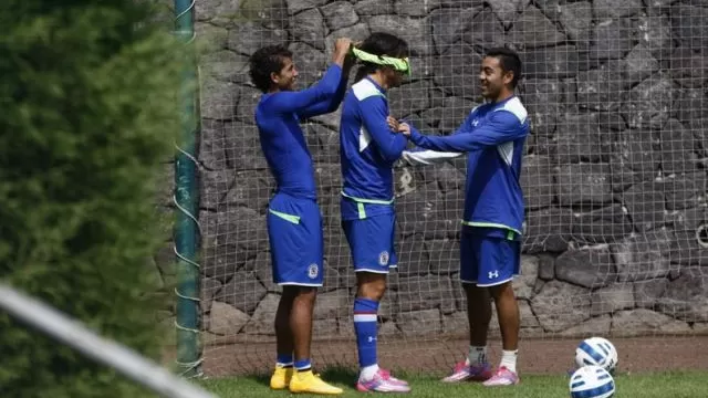 Futbolistas de Cruz Azul intentaron anotar goles olímpicos con los ojos vendados-foto-2