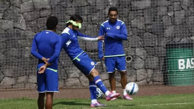 Futbolistas de Cruz Azul intentaron anotar goles olímpicos con los ojos vendados-foto-4