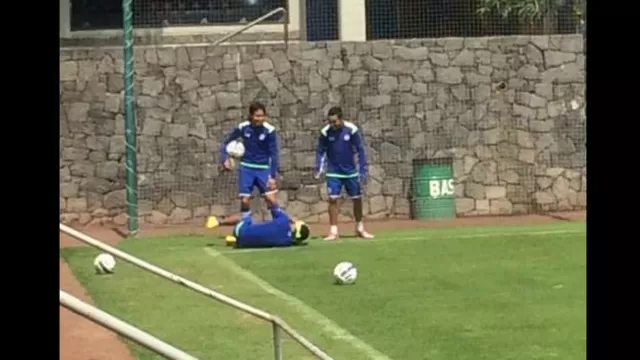 Futbolistas de Cruz Azul intentaron anotar goles olímpicos con los ojos vendados-foto-5
