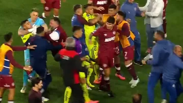 Futbolistas de Lanús y U de Chile pelearon tras final del partido