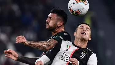 Cristiano Ronaldo y  Roberto Soriano en el Juventus vs Bologna. | Foto referencial: AFP