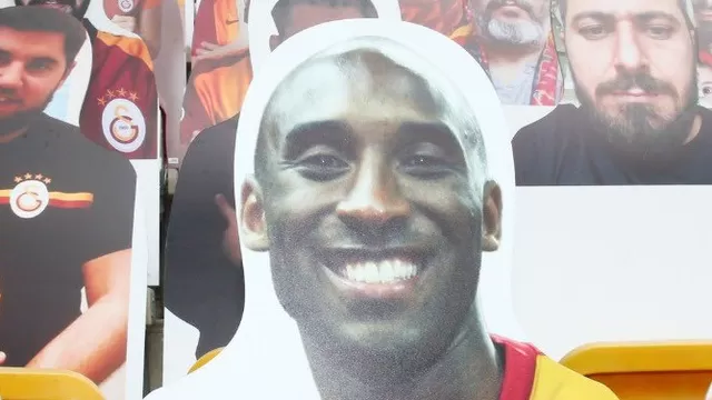 Galatasaray homenajea a Kobe Bryant colocando su imagen en la tribuna