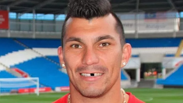Gary Medel no se salvó de los memes tras perder un diente y ser operado