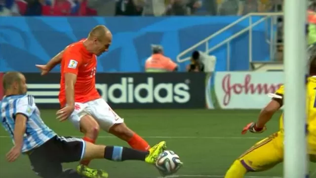 El genial cruce de Javier Mascherano que impidió el gol de Arjen Robben