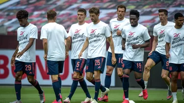 Los jugadores bávaros realizaron el calentamiento con una camiseta que llevaba el mensaje: &quot;Tarjeta roja al racismo - BlackLiveMatters&quot;. |Foto: Bayern Munich