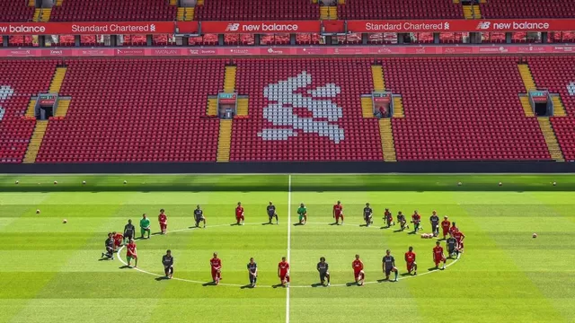 Los jugadores del Liverpool hincaron una rodilla en el césped en señal de protesta. | Foto: Liverpool