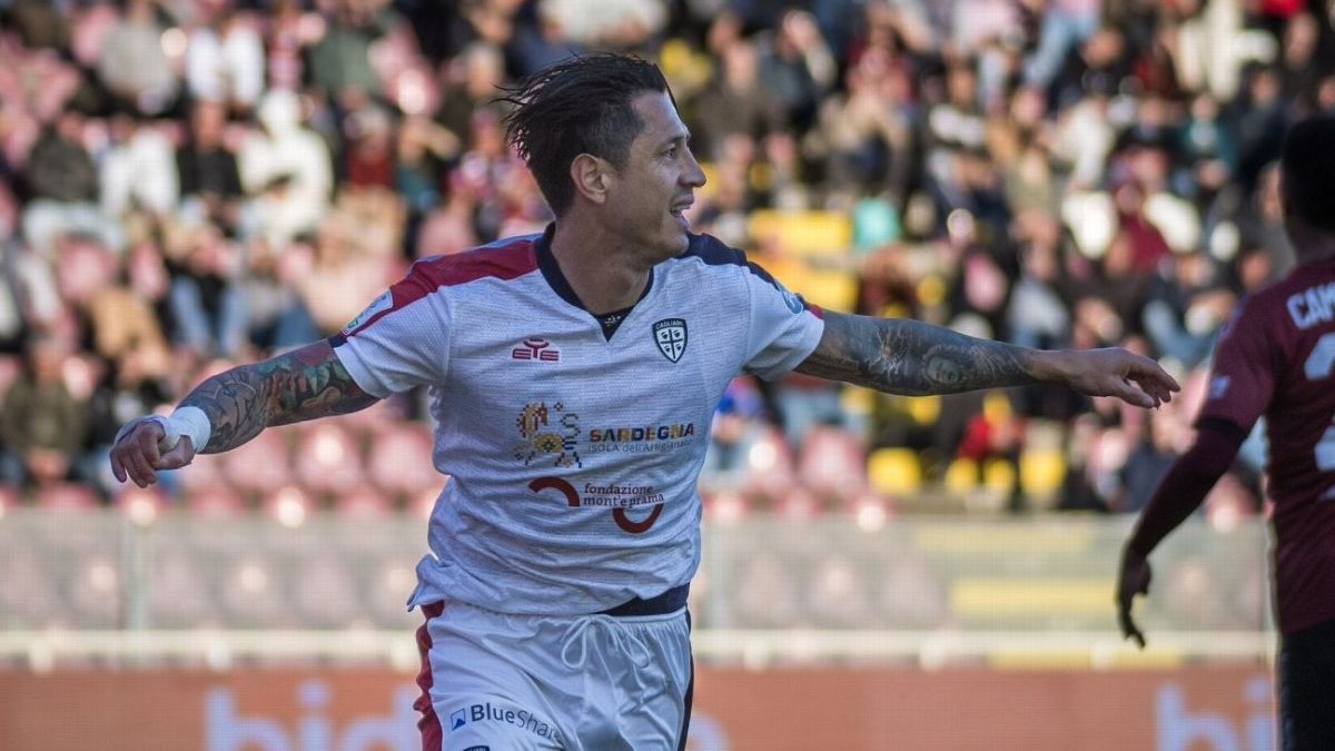 Gianluca Lapadula anotó el 1-0 parcial de Cagliari ante Cosenza