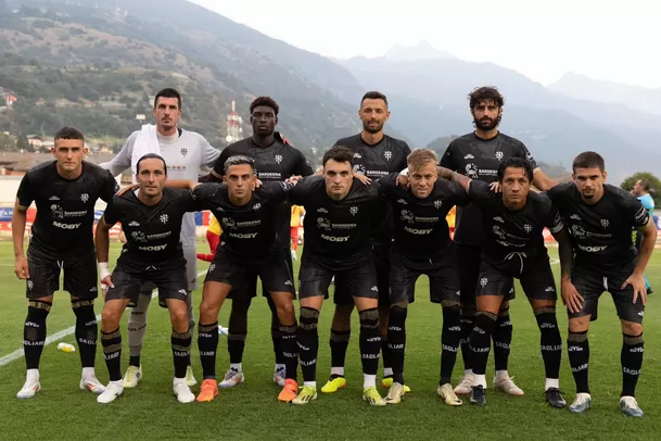 Lapadula en el once titular del Cagliari en el amistoso de pretemporada. | Foto: Cagliari.