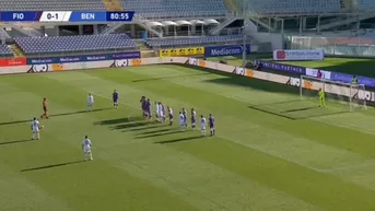 Gianluca Lapadula casi marca golazo de tiro libre en el Fiorentina vs. Benevento