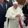 Gianluca Lapadula le regaló una camiseta de la selección peruana al papa Francisco