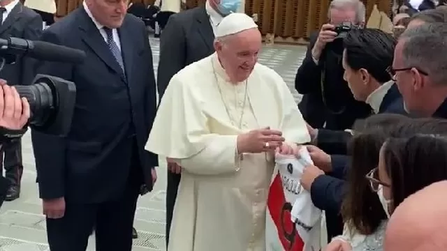 Gianluca Lapadula le regaló una camiseta de la selección peruana al papa Francisco