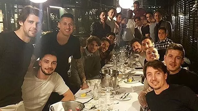 Carlos Bacca y el grupo de Milan en la cena invitada por el colombiano.
