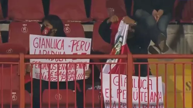 Gianluca Lapadula recibió el apoyo de hinchas peruanos en el estadio del Vicenza
