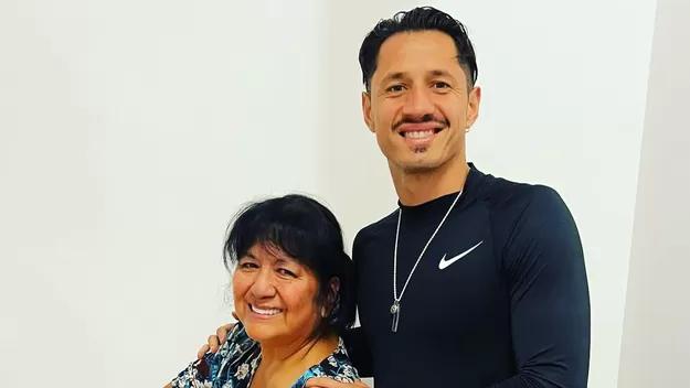Gianluca Lapadula y el premio que recibió de su madre por anotar con Benevento