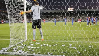 Gianluigi Donnarumma: hinchas del AC Milan le lanzaron billetes falsos