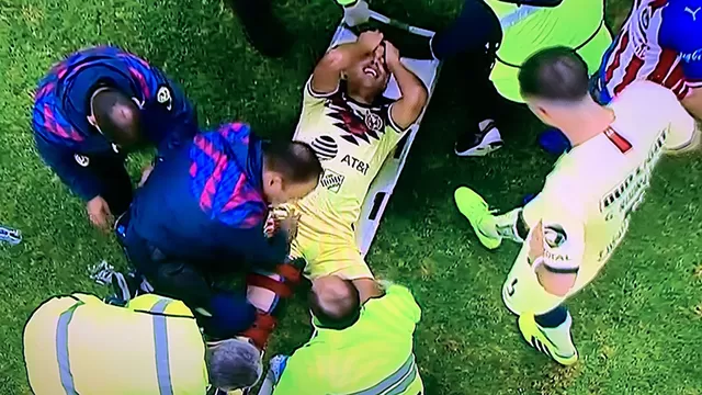 Im&aacute;genes dram&aacute;ticas de la lesi&oacute;n de Dos Santos. | Video: Televisa Deportes