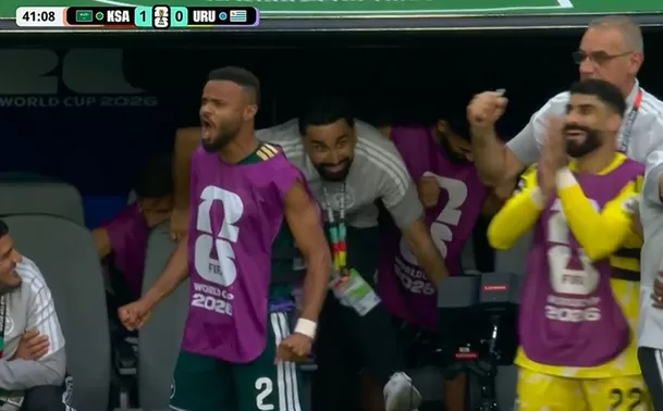 El banco de Arabia Saudita celebra el gol de Abdulelah Al-Amri. 