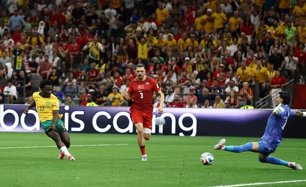 Así marcó Irankunda el primer gol de Australia ante Turquía. (Foto: Reuters)