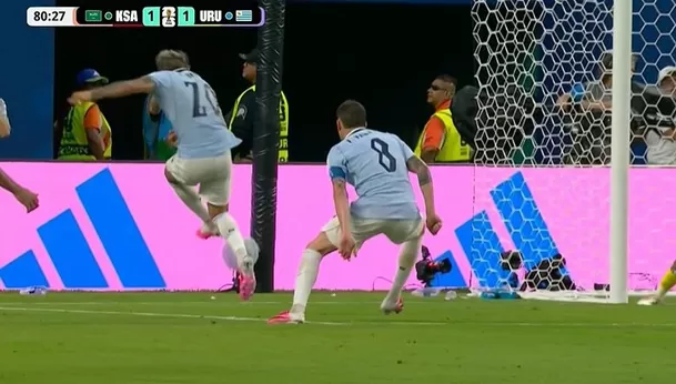 Así fue el remate de Araujo para marcar el 1-1 de Uruguay en Miami. Así fue el remate de Araujo para marcar el 1-1 de Uruguay en Miami.