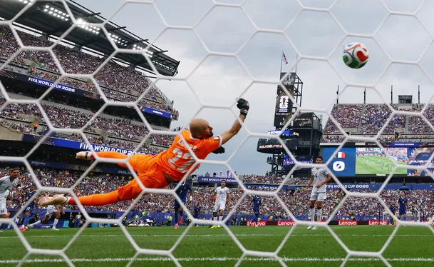 Así entró el gol de Mbappé al arco de Irak. (Foto: Reuters by Siphiwe Sibeko) Así entró el gol de Mbappé al arco de Irak. (Foto: Reuters by Siphiwe Sibeko)