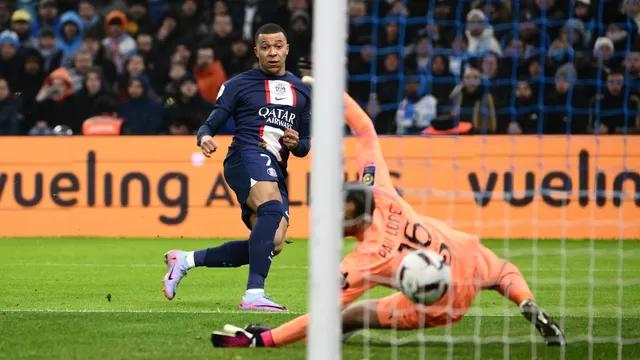  Kylian Mbappé convierte uno de los goles / Foto: AFP