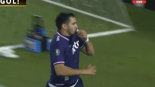 Maxi Gómez definió con calidad desde los doce pasos y convirtió el 1-0 de Nacional vs Universitario / Foto: ESPN