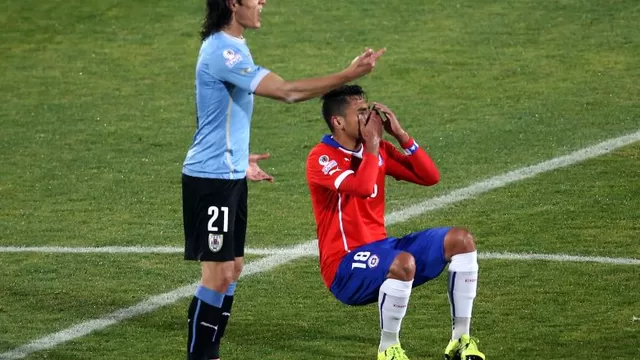 Gonzalo Jara provoc&amp;oacute; a Edinson Cavani en el Chile vs. Uruguay (Foto: AFP)
