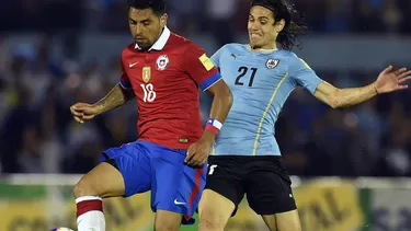 Gonzalo Jara y Edinson Cavani en la Copa América 2015 (Foto: AFP)