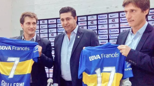 Guillermo Barros Schelotto junto a su hermano y el presidente de Boca Juniors
