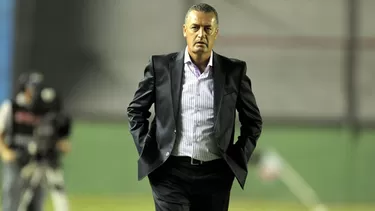 Burdisso le ofreció el buzo de Boca Juniors a Alfaro. | Foto: AFP Burdisso le ofreció el buzo de Boca Juniors a Alfaro. | Foto: AFP