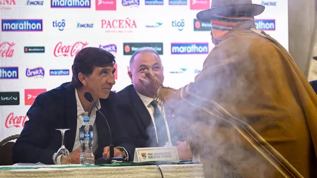 Gustavo Costas fue presentado frente a un chamán como DT de Bolivia