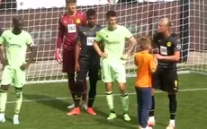 Haaland le firmó autógrafo a un niño en pleno córner en amistoso del Borussia Dortmund - Noticias de haaland