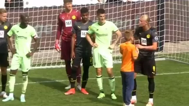 Haaland le firmó autógrafo a un niño en pleno córner en amistoso del Borussia Dortmund