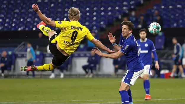 Haaland marcó golazo de 'tijera' en el 4-0 del Borussia Dortmund al Schalke