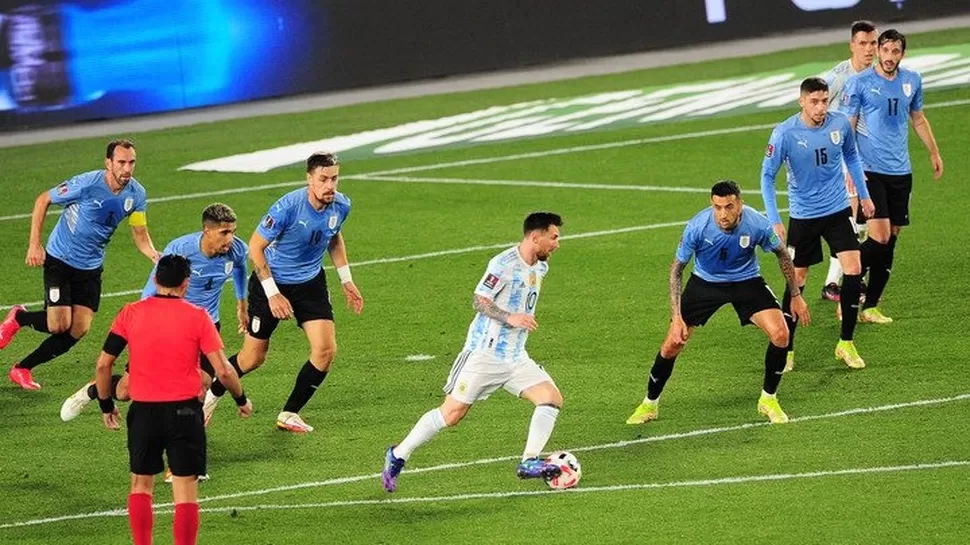 Messi rodeado de uruguayos. Foto: Germán García Adrasti (Clarín/Olé)