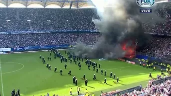 Hamburgo descendió y su hinchada interrumpió el partido con bengalas