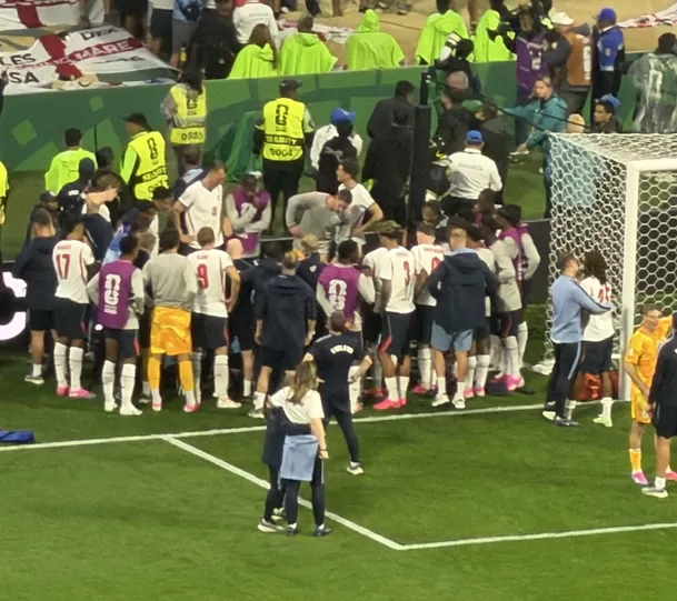El momento en que Henderson es auxiliado por los médicos de la selección de Inglaterra.  El momento en que Henderson es retirado del estadio. (Foto: The Athletic)