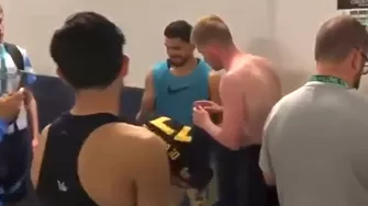 Henry Martín consiguió la firma del belga. | Video: Twitter