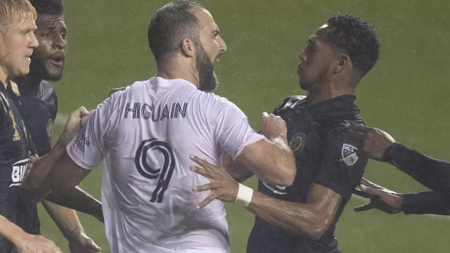 Higuaín y un debut amargo en la MLS: Penal fallado, pelea y derrota