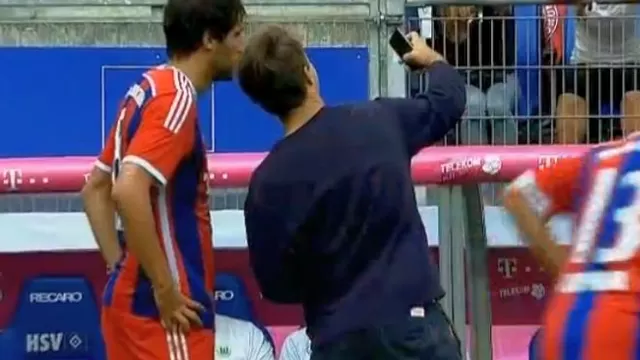 Hincha del Bayern invadió campo y se tomó &#39;selfie&#39; con compañero de Pizarro