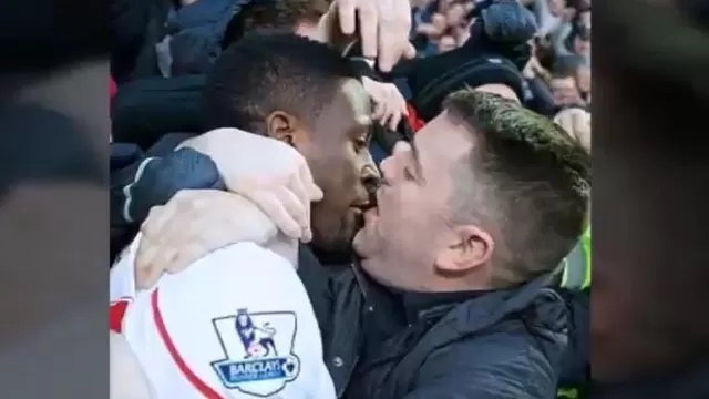 Hincha besó a Divock Origi por gol en el 6-0 de Liverpool al Aston Villa