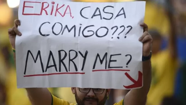 Hincha de Brasil aprovechó inauguración del Mundial para pedir matrimonio a su novia