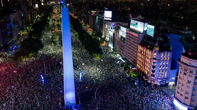 Hinchas argentinos celebran la clasificación a una nueva final de un Mundial