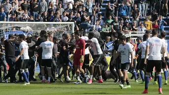 Hinchas del Bastia agredieron a jugadores del Lyon tras invadir el campo