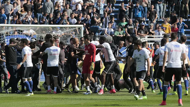 Hinchas del Bastia agredieron a jugadores del Lyon tras invadir el campo