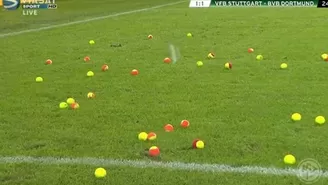 Hinchas del Borussia Dortmund lanzaron pelotas de tenis en duelo con Stuttgart