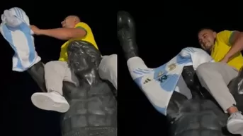 Hincha brasileño pone camiseta de Argentina a estatua de Rocky para mufarlos