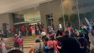 Hinchas de las Chivas causan destrozos en hotel de concentración del equipo