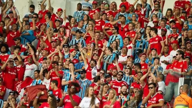 Hinchas de Inter y Gremio compartieron tribuna en el clásico de Porto Alegre